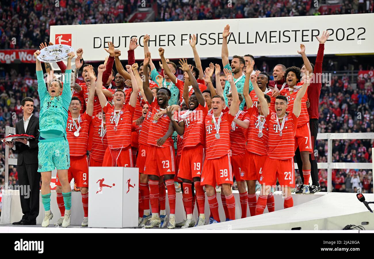 Championship celebration, handing over the trophy to goalkeeper Manuel Neuer FC Bayern Munich, FCB, team photo FC Bayern FCB, Allianz Arena, Munich Stock Photo