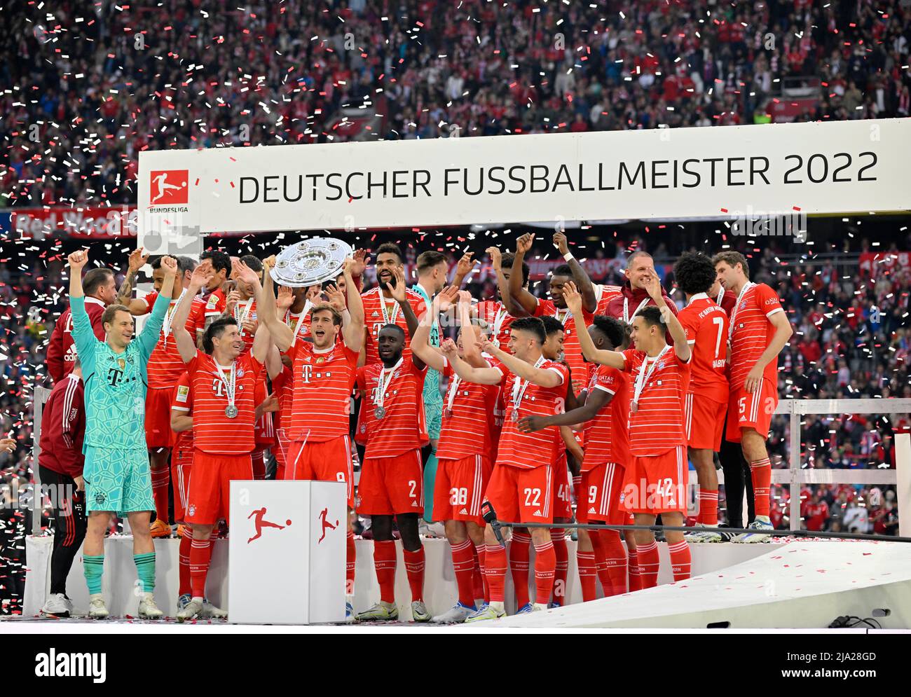 Championship celebration, handing over the trophy to Leon Goretzka, team photo FC Bayern FCB, Allianz Arena, Munich, Bavaria, Germany Stock Photo