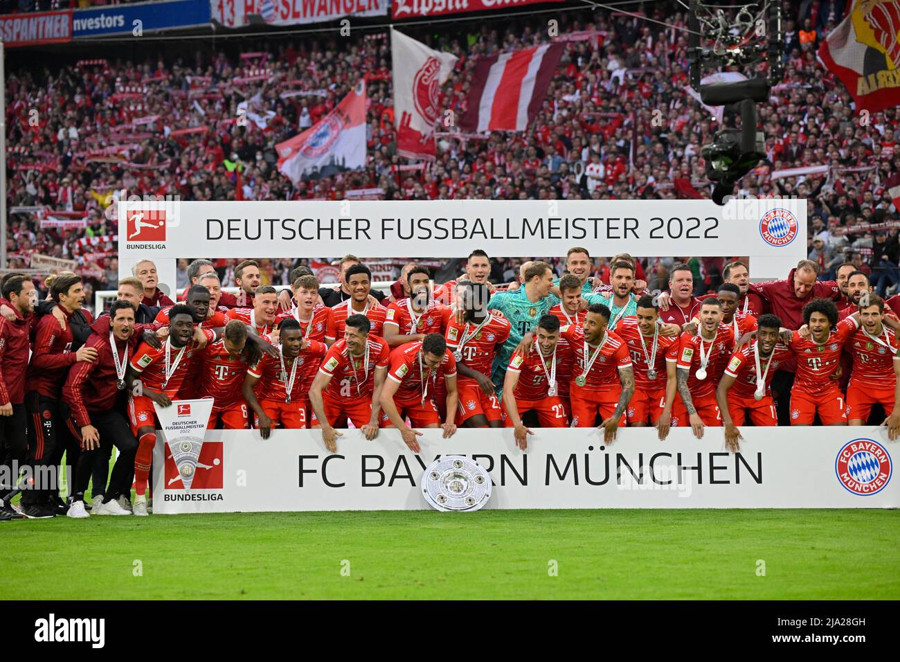Championship celebration, handing over the trophy, team photo FC Bayern FCB, Allianz Arena, Munich, Bavaria, Germany Stock Photo