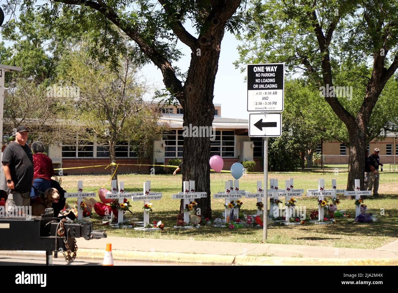 Uvalde, USA. 26th May, 2022. People mourn for victims of a school mass shooting in Uvalde, Texas, the United States, May 26, 2022. At least 19 children and two adults were killed in a shooting at Robb Elementary School in the town of Uvalde, Texas, on Tuesday. Credit: Wu Xiaoling/Xinhua/Alamy Live News Stock Photo