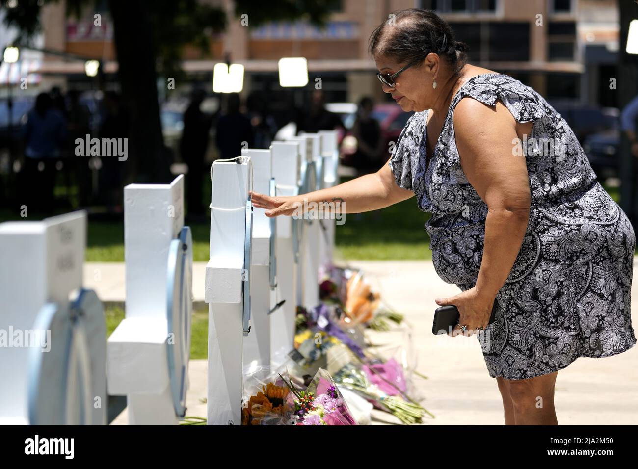 Uvalde, USA. 26th May, 2022. A woman mourns for victims of a school mass shooting in Uvalde, Texas, the United States, May 26, 2022. At least 19 children and two adults were killed in a shooting at Robb Elementary School in the town of Uvalde, Texas, on Tuesday. Credit: Wu Xiaoling/Xinhua/Alamy Live News Stock Photo