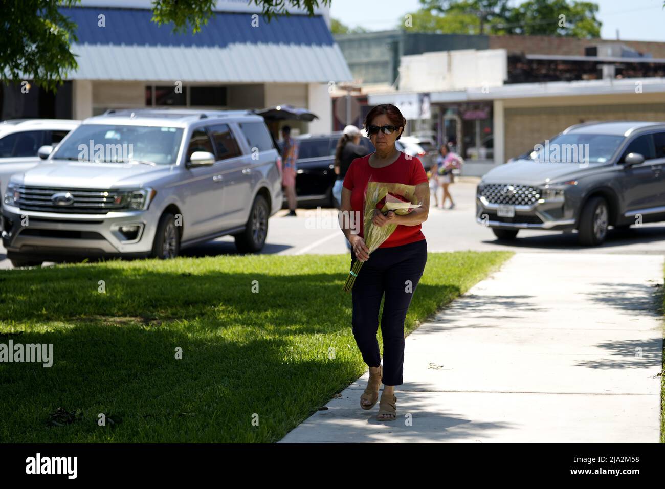 Uvalde, USA. 26th May, 2022. A woman comes to mourn for victims of a school mass shooting in Uvalde, Texas, the United States, May 26, 2022. At least 19 children and two adults were killed in a shooting at Robb Elementary School in the town of Uvalde, Texas, on Tuesday. Credit: Wu Xiaoling/Xinhua/Alamy Live News Stock Photo