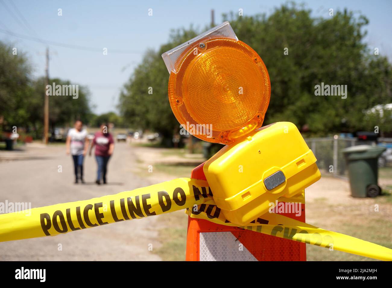Uvalde. 26th May, 2022. Photo taken on May 26, 2022 shows roadblock near the school shooting site in Uvalde, Texas, the United States. At least 19 children and two adults were killed in a shooting at Robb Elementary School in the town of Uvalde, Texas, on Tuesday. Credit: Wu Xiaoling/Xinhua/Alamy Live News Stock Photo
