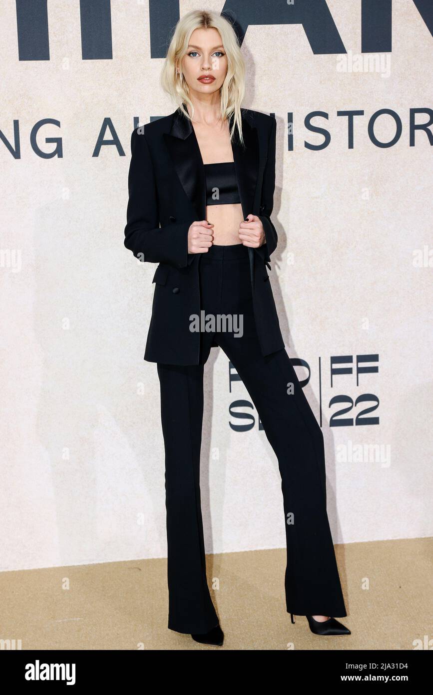 Antibes, France. 26th May, 2022. CANNES - MAY 26: Stella Maxwell on the  "amfAR GALA" Red Carpet during the 75th Cannes Film Festival on May 26, 2022  at Cap-Eden-Roc in Antibes, France. (