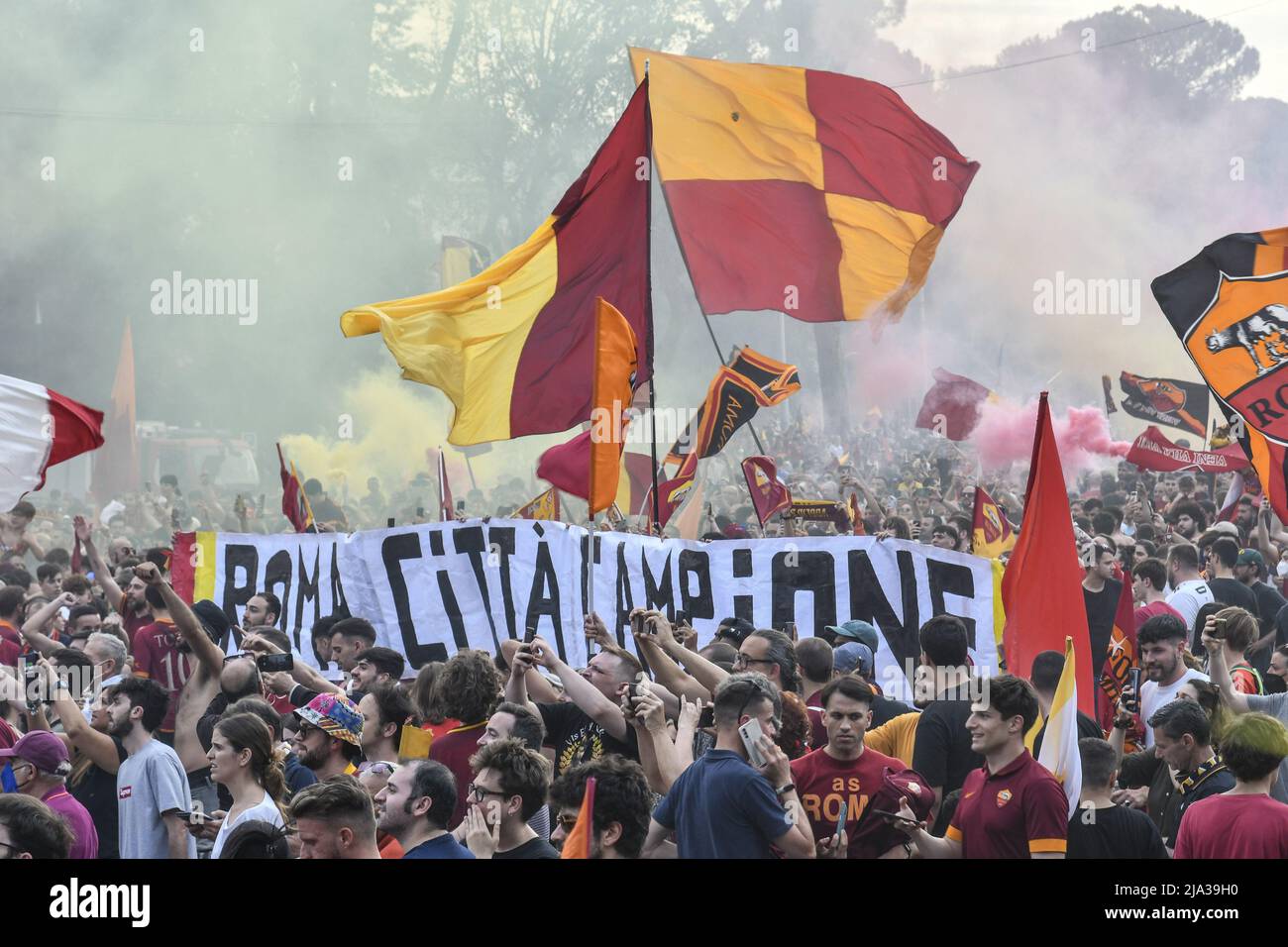 The A.S. Roma team, celebrating with their fans the victory of the ...