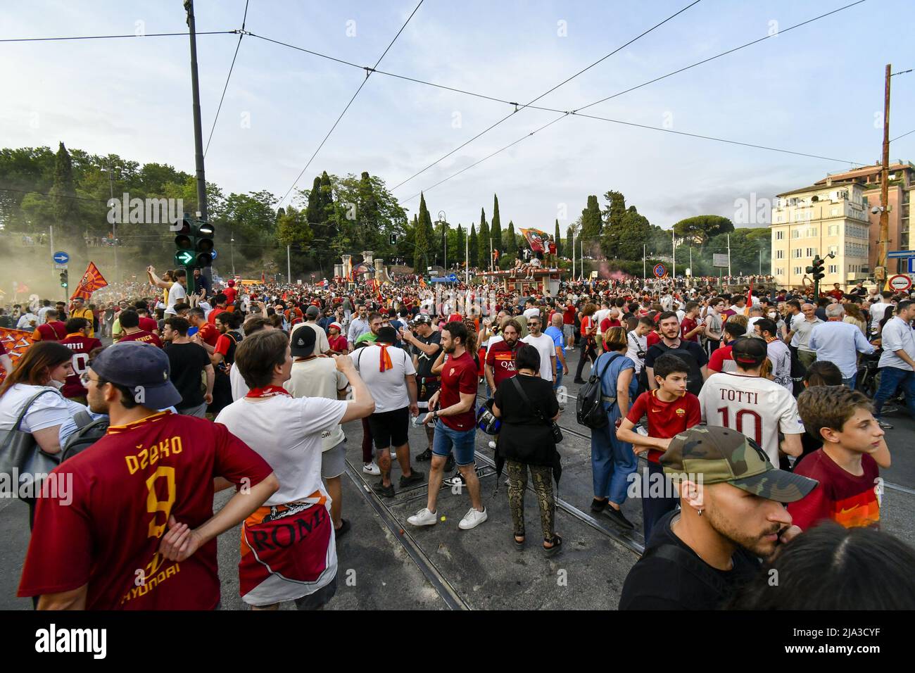 Rome, Italy. 26 May, 2022, The A.S. Roma team, celebrating with their ...