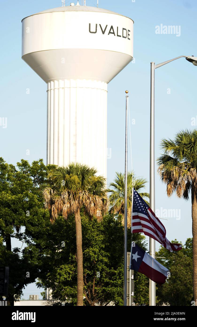 Uvalde, USA. 26th May, 2022. Flags fly at half-staff in Uvalde, Texas, the United States, May 26, 2022. At least 19 children and two adults were killed in a shooting at Robb Elementary School in the town of Uvalde, Texas, on Tuesday. Credit: Wu Xiaoling/Xinhua/Alamy Live News Stock Photo