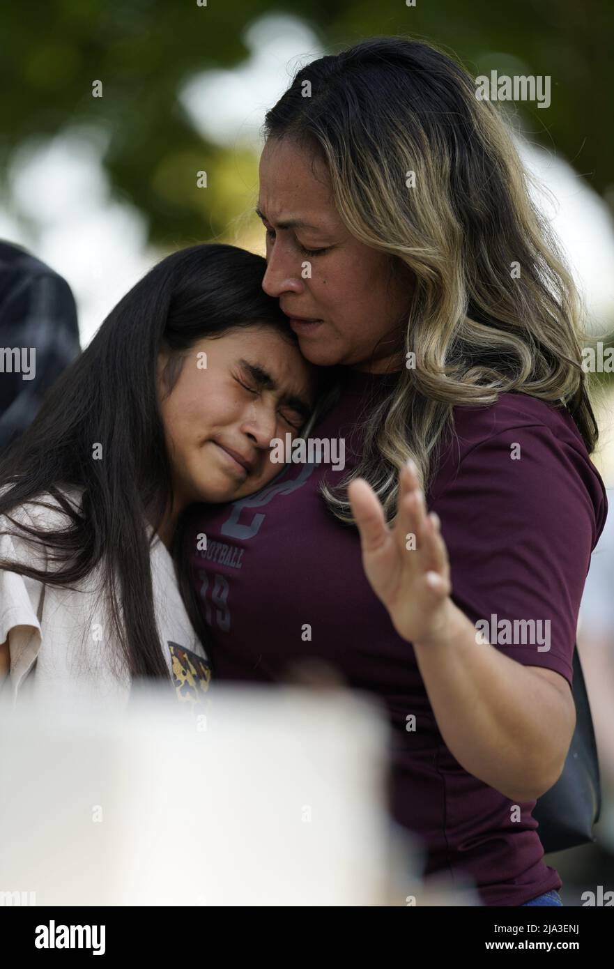 Uvalde, USA. 26th May, 2022. People mourn for victims of a school mass shooting in Uvalde, Texas, the United States, May 26, 2022. At least 19 children and two adults were killed in a shooting at Robb Elementary School in the town of Uvalde, Texas, on Tuesday. Credit: Wu Xiaoling/Xinhua/Alamy Live News Stock Photo