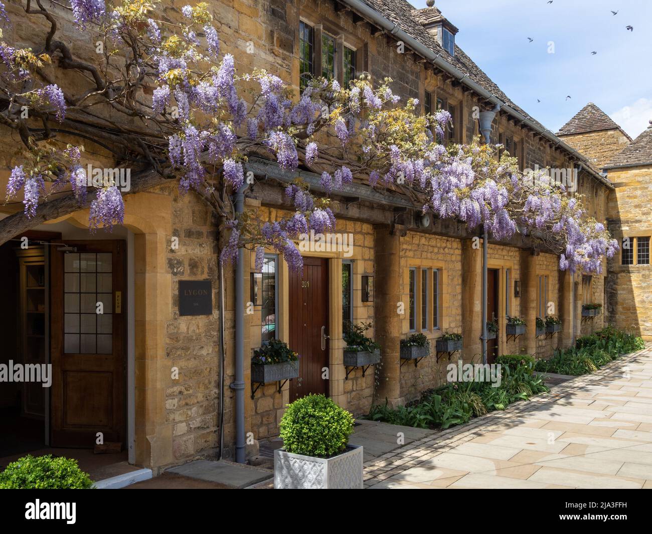 Exterior of the Lygon Arms Hotel, with wisteria, in the Cotswold town of Broadway, Worcestershire, UK Stock Photo