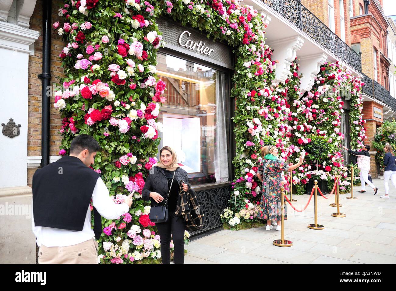 London, UK. 27th May, 2022. Chelsea In Bloom brings crowds to Kings Road, Chelsea. Credit: Brian Minkoff/Alamy Live News Stock Photo