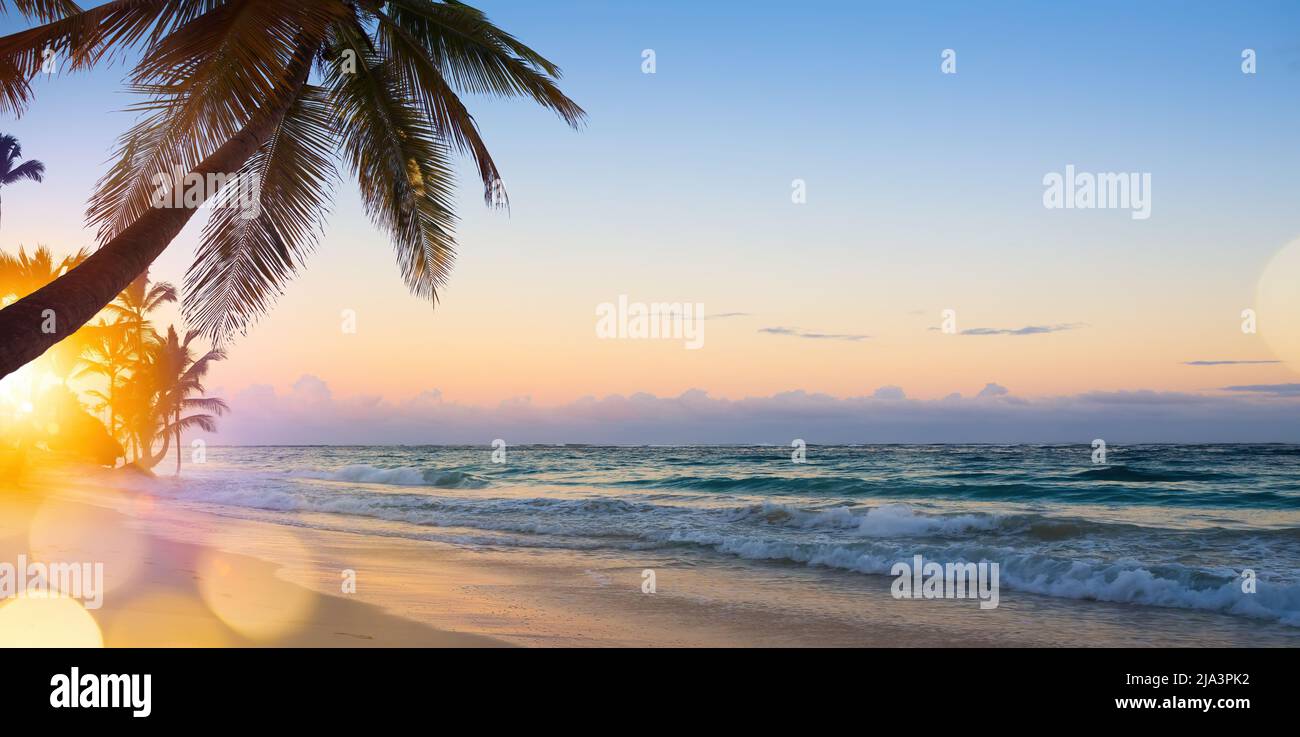 Art Beautiful sunrise over the tropical beach Stock Photo - Alamy