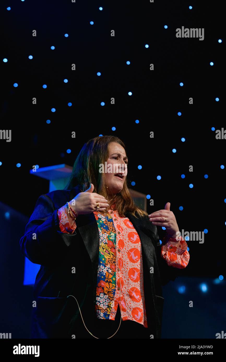 Hay-on-Wye, Wales, UK. 27th May, 2022. Louisa Reid discusses WRECKED/GLOVES OFF at Hay Festival 2022 Programme for Schools in Wales. Credit: Sam Hardwick/Alamy. Stock Photo