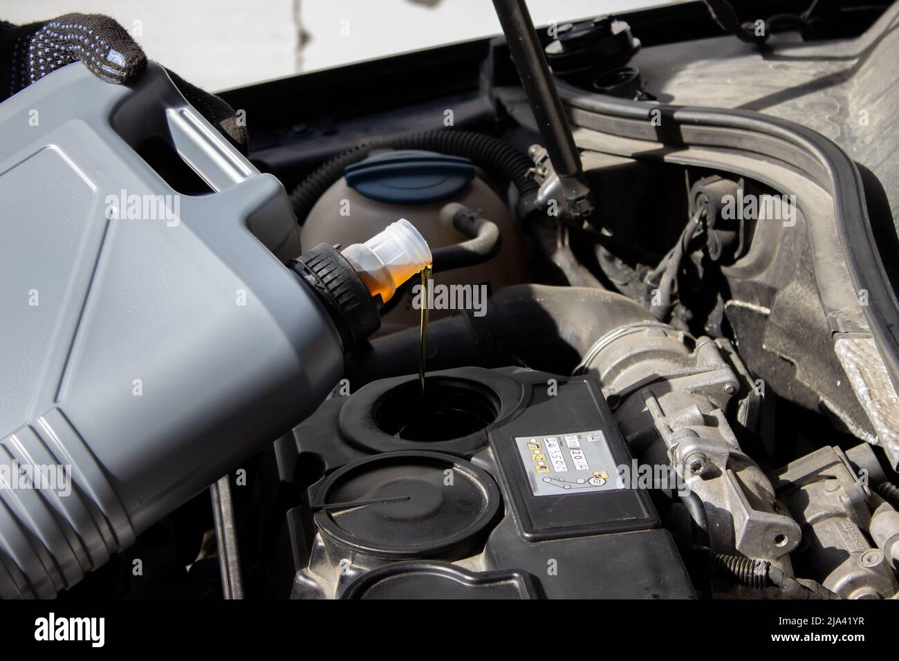 Refueling and pouring oil quality into the engine motor car
