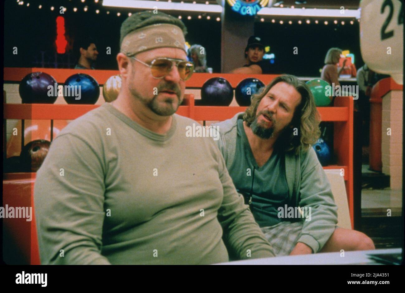 JEFF BRIDGES and JOHN GOODMAN in THE BIG LEBOWSKI (1998), directed by JOEL COEN. Credit: POLYGRAM/WORKING TITLE FILMS / Album Stock Photo