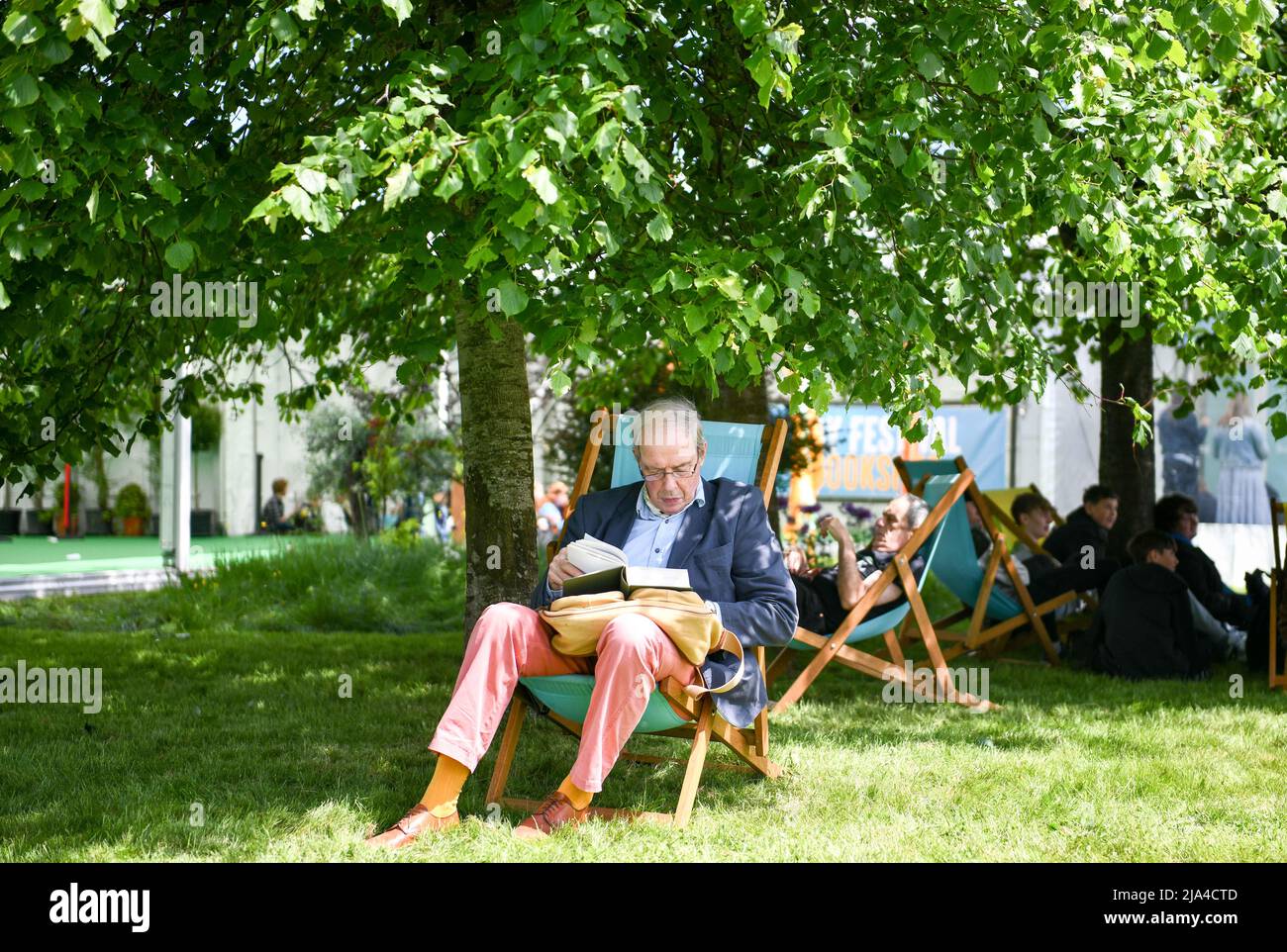 Man reading under shade tree hi-res stock photography and images - Alamy