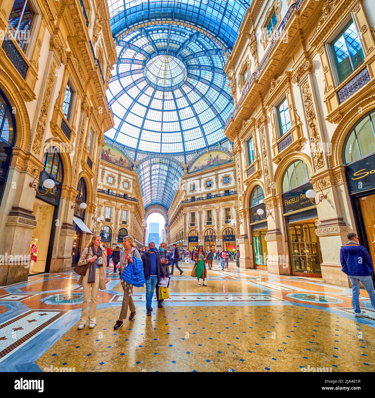 The “Suspended Dinner” in Galleria Vittorio Emanuele II