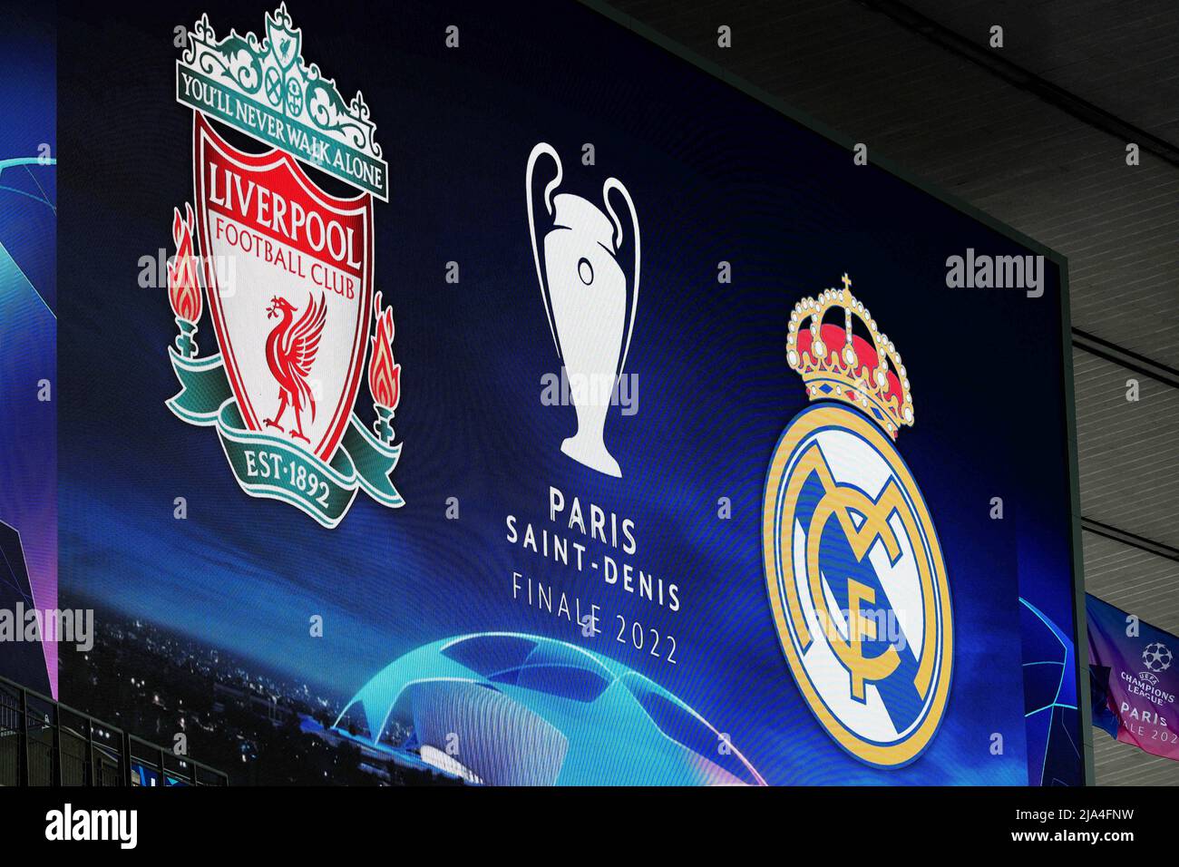 27th May 2022; Paris, France. Pre-game team practice and press conferences plus fans and organiser before the Champions League football final between Liverpool FC and Real Madrid on Saturday 28th May: Scoreboard displaying Liverpool vs Real Madrid Credit: Action Plus Sports Images/Alamy Live News Stock Photo