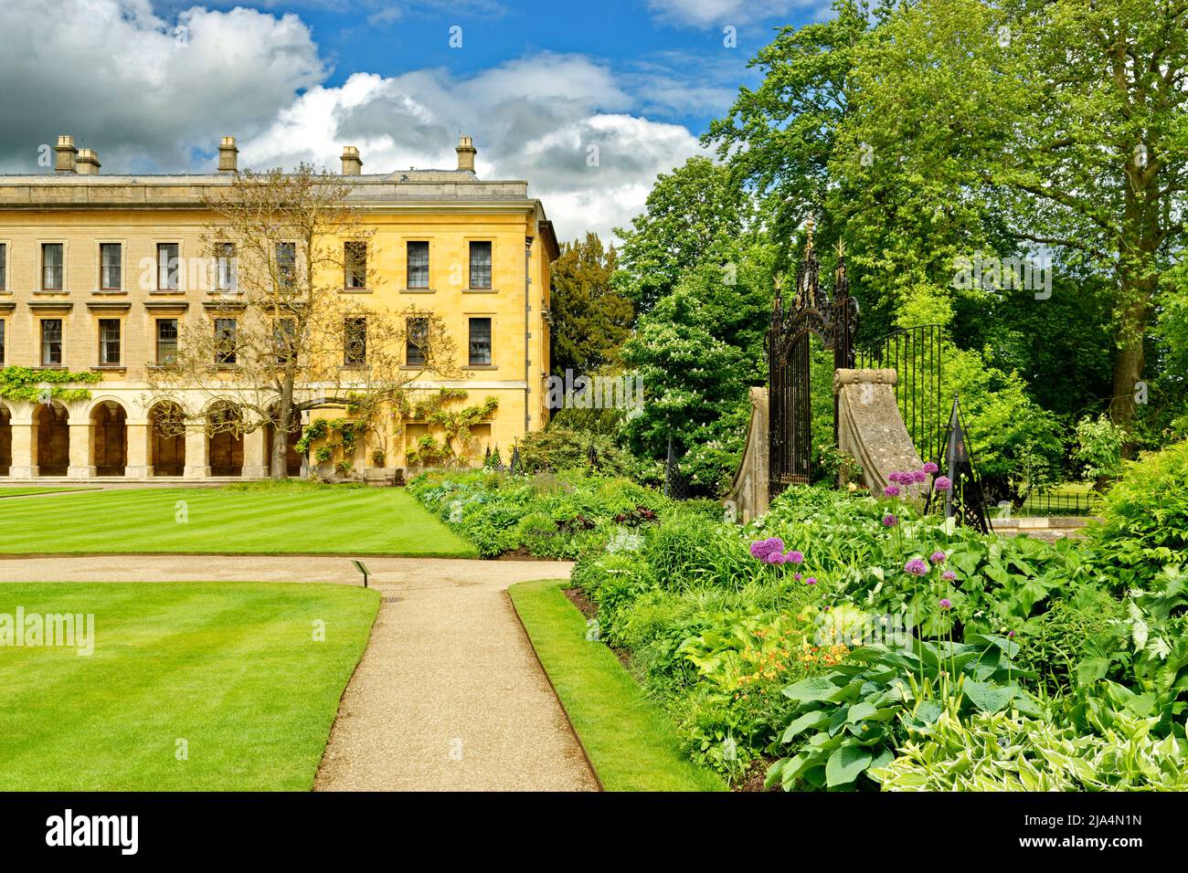 OXFORD CITY ENGLAND MAGDALEN COLLEGE THE NEW BUILDING EMPRESS TREE  FLOWER BEDS AND LAWNS IN SPRING Stock Photo