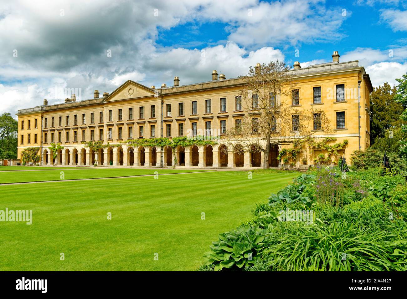 OXFORD CITY ENGLAND MAGDALEN COLLEGE THE NEW BUILDING EMPRESS TREE  FLOWER BEDS AND LAWNS IN SPRINGTIME Stock Photo