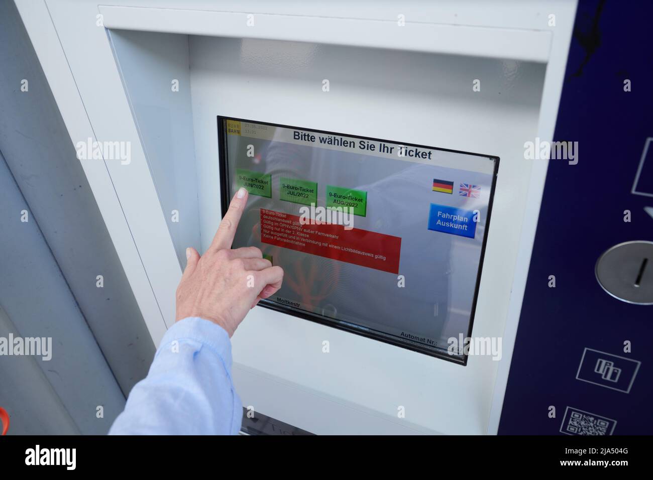Einfuehrung des 9 EURO Tickets zur Entlastung der Buergerinnen und -Buerger fuer die hohen Spirtkosten. Eine weibliche Hand waehlt auf einem Fahrkarte Stock Photo