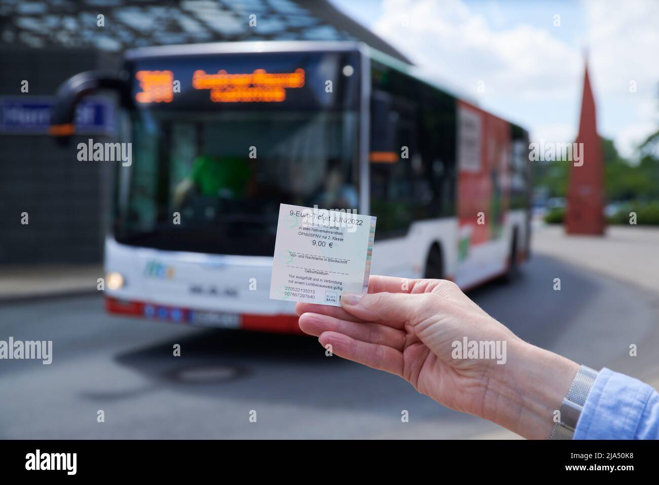 Einfuehrung des 9 EURO Tickets zur Entlastung der Buergerinnen und -Buerger fuer die hohen Spirtkosten. Eine weibliche Hand haelt das 9-EUR-Ticket. Im Stock Photo