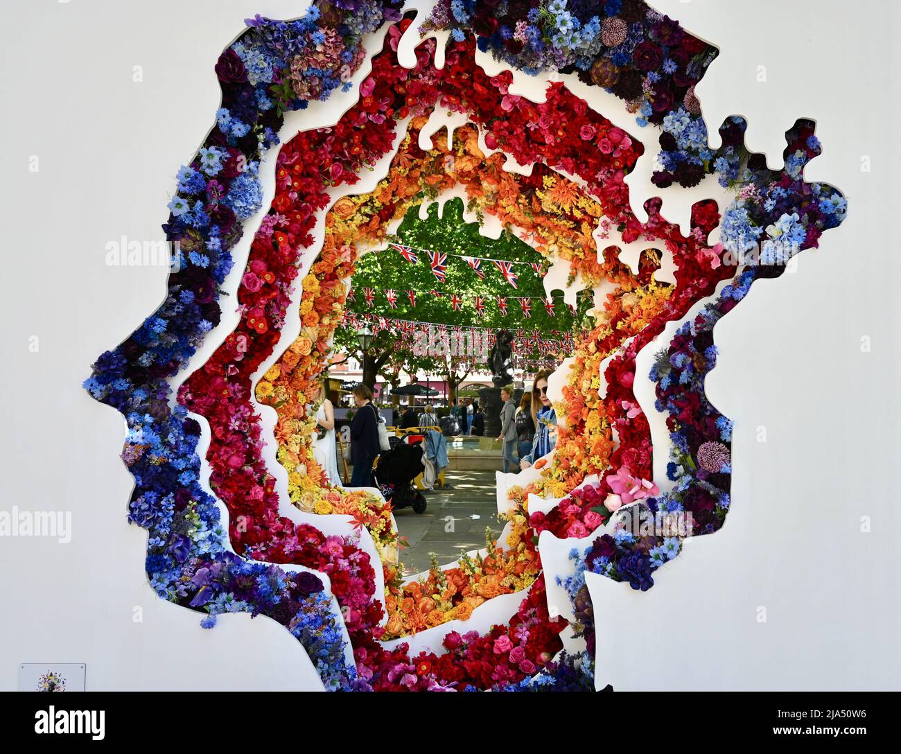 London, UK. 27th May 2022. The Queen's Head. Chelsea in Bloom, Chelsea's prestigous annual floral art show and London's largest free to attend festival of flowers. From 23-28th of May. The theme for 2022 was British Icons. Credit: michael melia/Alamy Live News Stock Photo