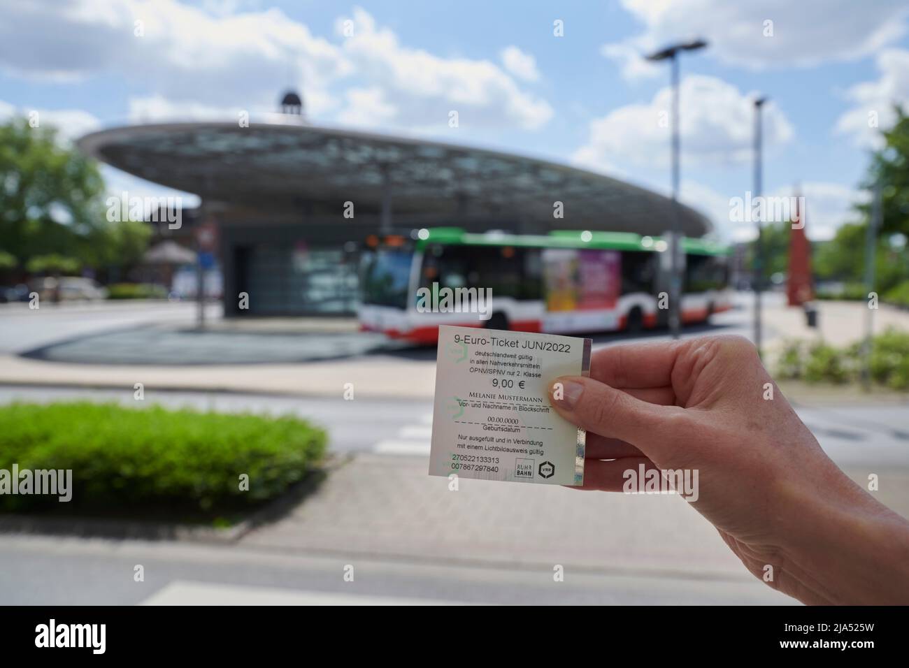 Einfuehrung des 9 EURO Tickets zur Entlastung der Buergerinnen und -Buerger fuer die hohen Spirtkosten. Eine weibliche Hand haelt das 9-EUR-Ticket. Im Stock Photo