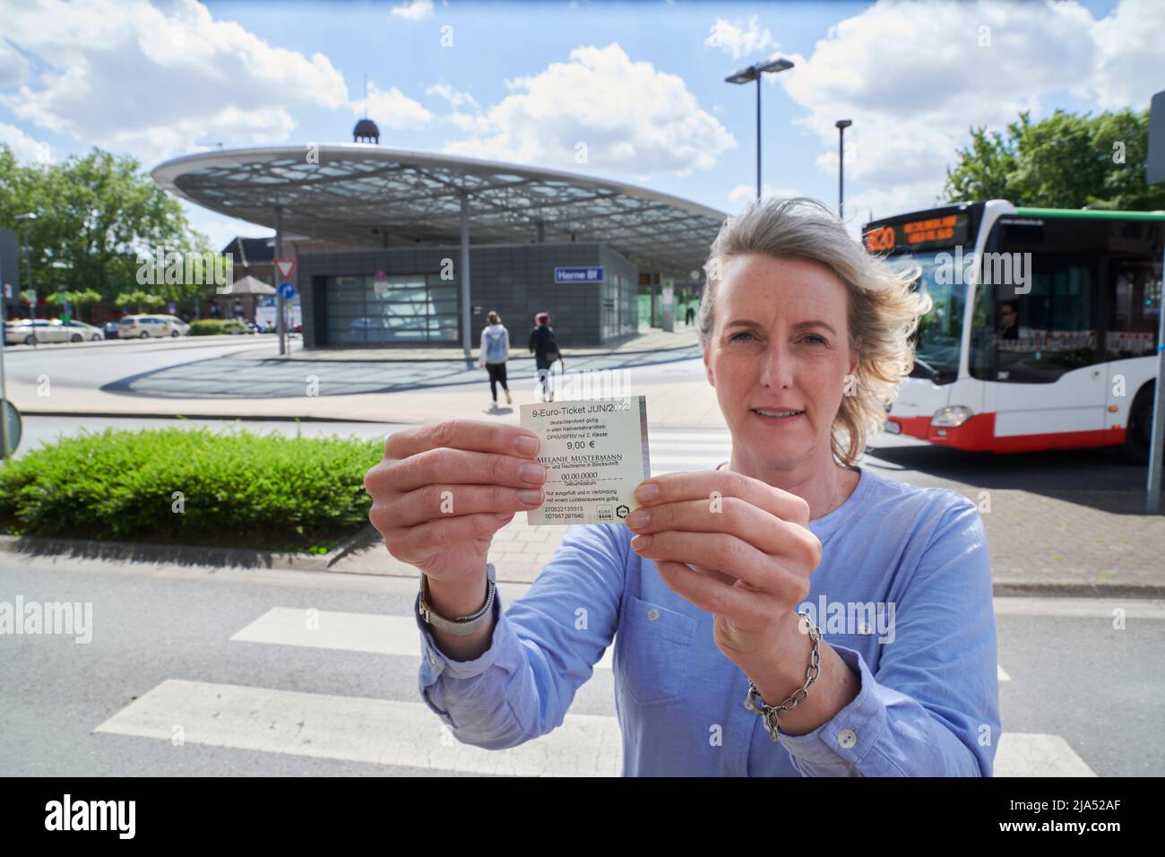 Einfuehrung des 9 EURO Tickets zur Entlastung der Buergerinnen und -Buerger fuer die hohen Spirtkosten. Eine junge Frau haelt das 9-EUR-Ticket in der Stock Photo