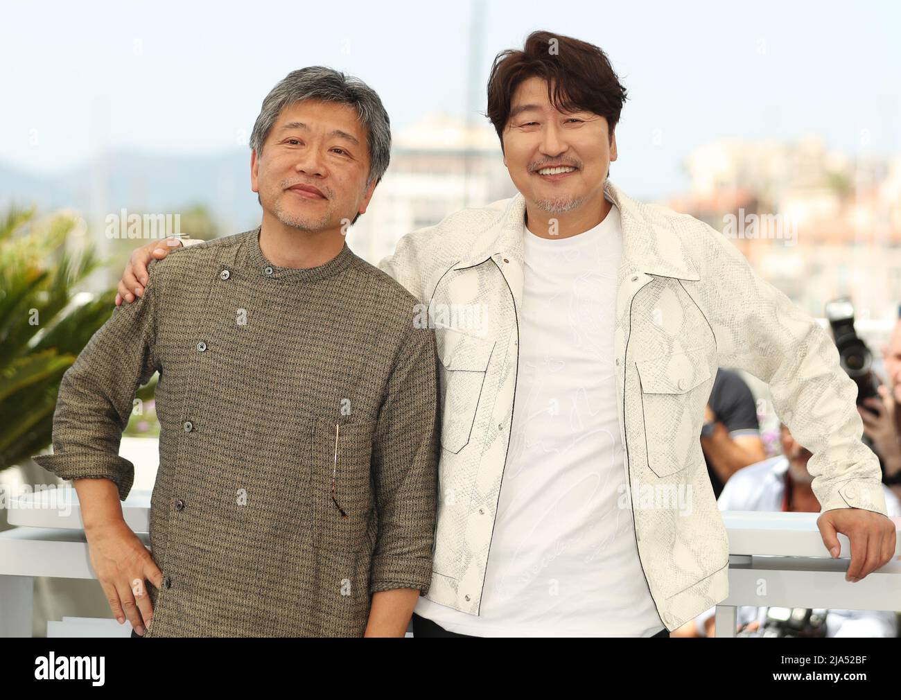 Cannes, France. 27th May, 2022. South Korean actor Song Kang-Ho (R) and Japanese film director Hirokazu Kore-Eda pose during a photocall for the film 'Broker (Les Bonnes Etoiles)' presented in the Official Competition at the 75th edition of the Cannes Film Festival in Cannes, southern France, on May 27, 2022. Credit: Gao Jing/Xinhua/Alamy Live News Stock Photo