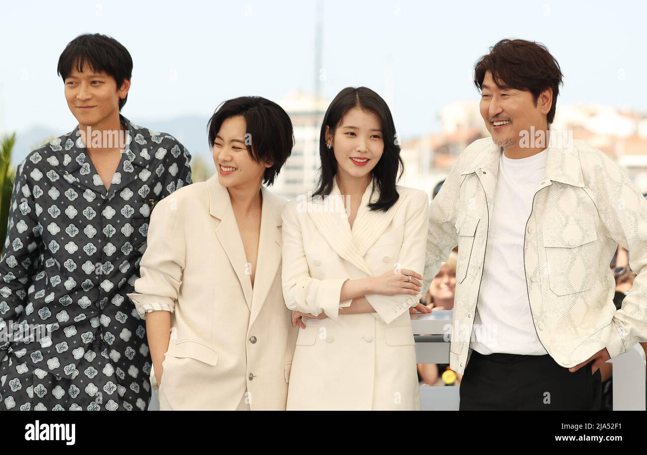Cannes, France. 27th May, 2022. (From L to R) South Korean actor Gang Dong-won, South Korean actresses Lee Joo-young and Lee Ji-eun, South Korean actor Song Kang-Ho pose during a photocall for the film 'Broker (Les Bonnes Etoiles)' presented in the Official Competition at the 75th edition of the Cannes Film Festival in Cannes, southern France, on May 27, 2022. Credit: Gao Jing/Xinhua/Alamy Live News Stock Photo