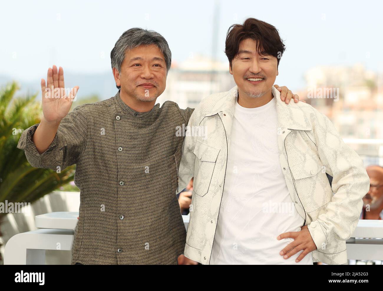 Cannes, France. 27th May, 2022. South Korean actor Song Kang-Ho (R) and Japanese film director Hirokazu Kore-Eda pose during a photocall for the film 'Broker (Les Bonnes Etoiles)' presented in the Official Competition at the 75th edition of the Cannes Film Festival in Cannes, southern France, on May 27, 2022. Credit: Gao Jing/Xinhua/Alamy Live News Stock Photo