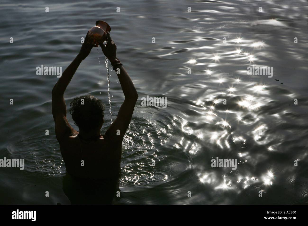 India, Uttar Pradesh, Benares (Varanasi). Ablutions and Hindu religious rituals on the banks of the Ganges river Stock Photo