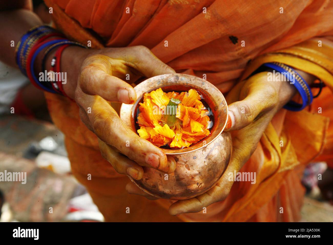 india-uttar-pradesh-varanasi-banaras-hindu-religious-rituals-of