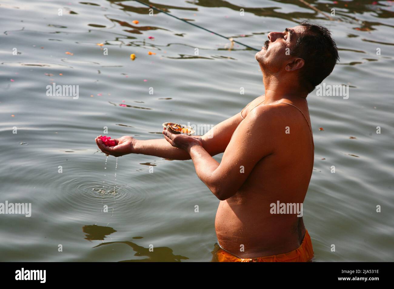 india-uttar-pradesh-benares-varanasi-ablutions-and-hindu-religious