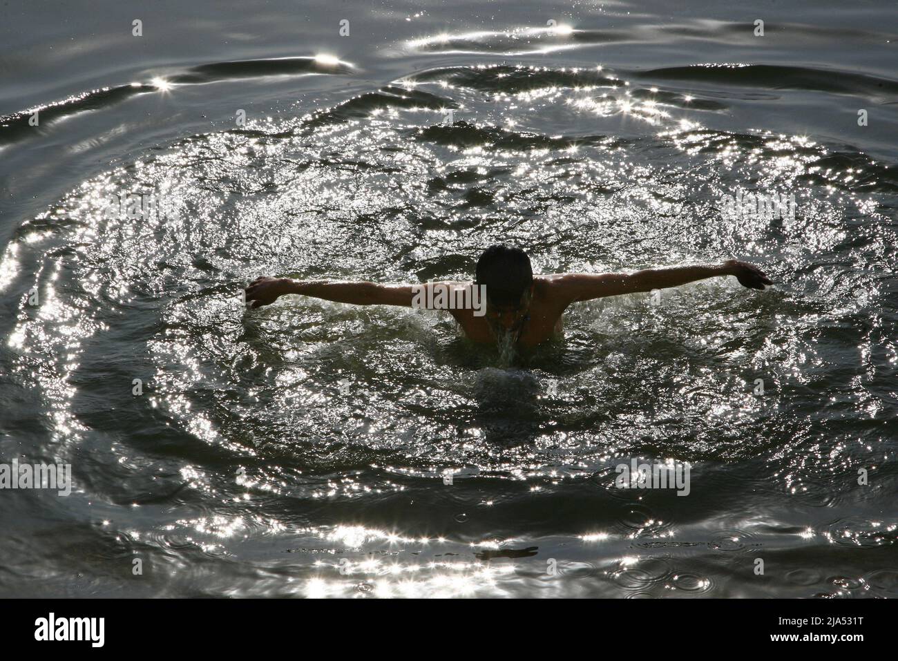 india-uttar-pradesh-benares-varanasi-ablutions-and-hindu-religious