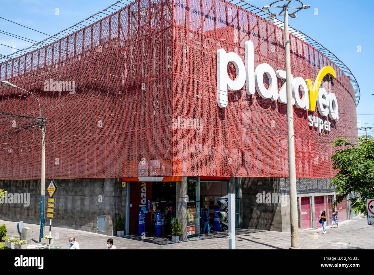 The Exterior Of A Plaza Vea Supermarket, Central Lima, Lima, Peru. Stock Photo