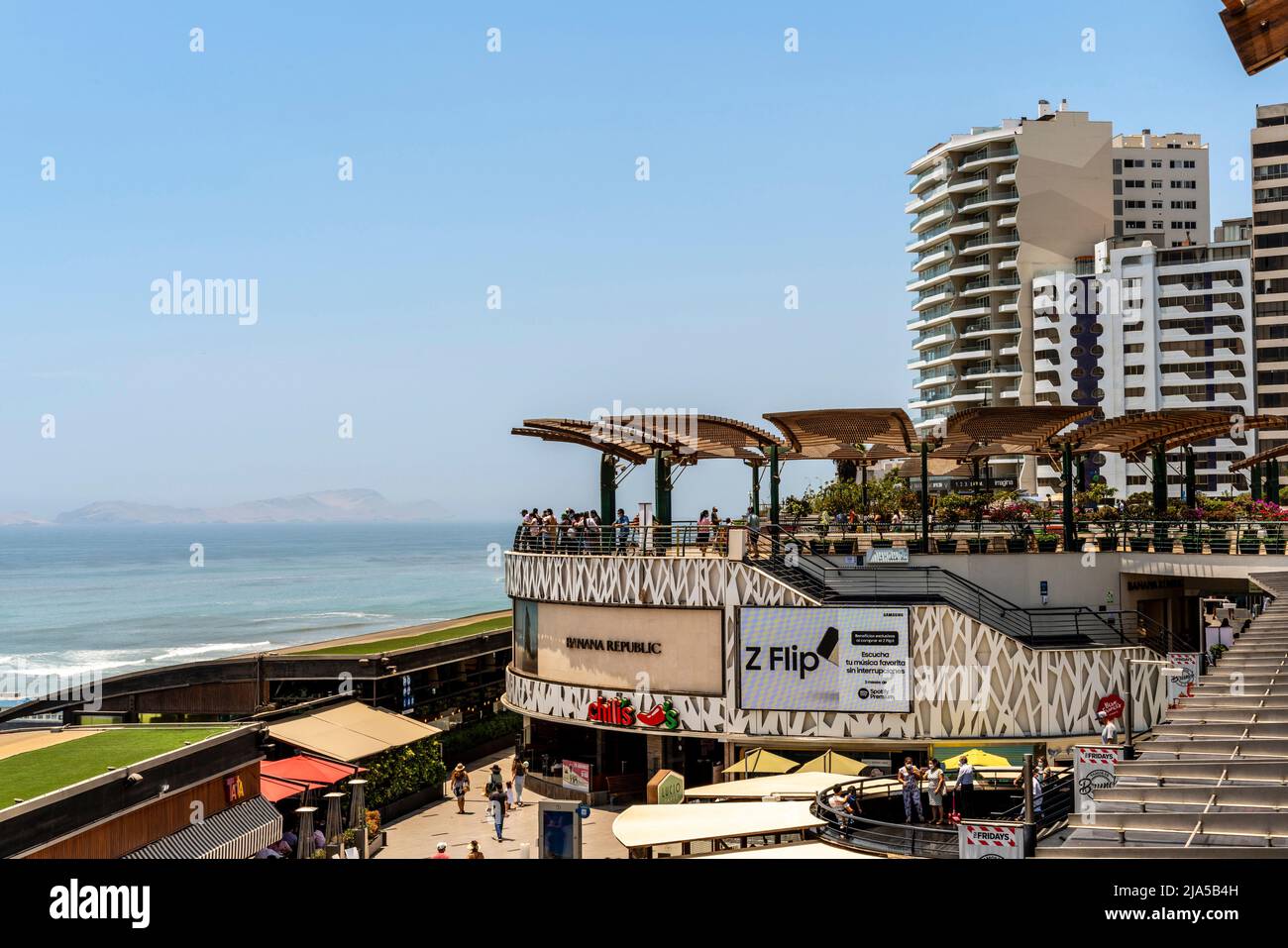 A Pacific Ocean Viewpoint In The Miraflores District Of Lima, Peru. Stock Photo