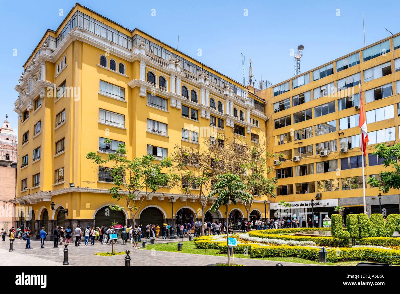 Peruvian People Queueing Outside A Bank In Central Lima, Lima, Peru. Stock Photo