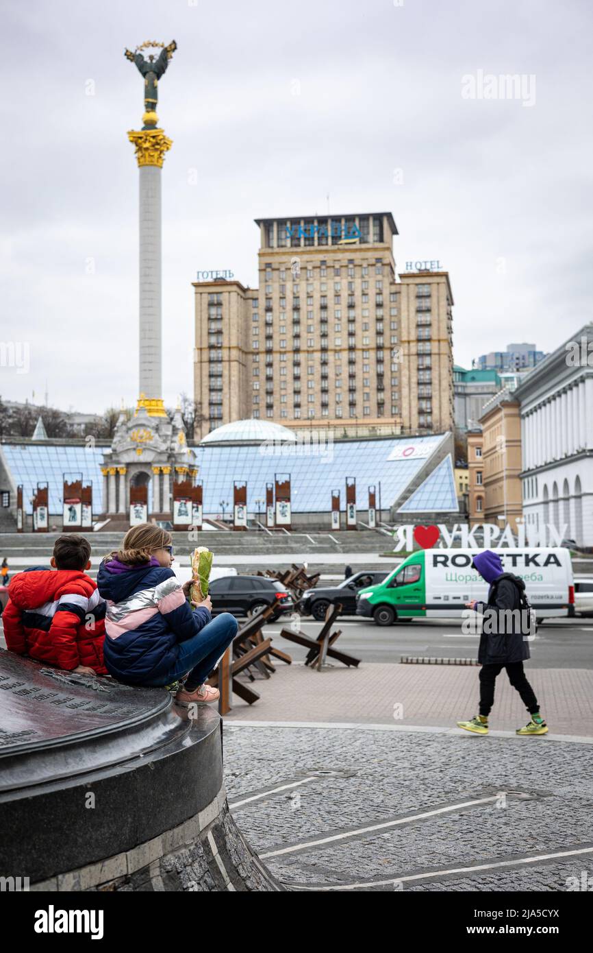 KYIV, UKRAINE - APR 20, 2022: Anti-tank hedgehogs or Czech hedgehogs on the side of the road are ready to block Independence Square in the event of an Stock Photo