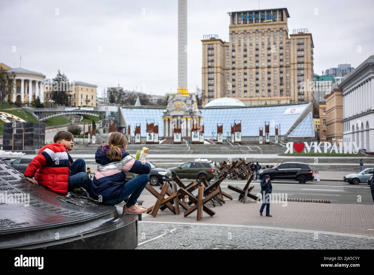 KYIV, UKRAINE - APR 20, 2022: Anti-tank hedgehogs or Czech hedgehogs on the side of the road are ready to block Independence Square in the event of an Stock Photo