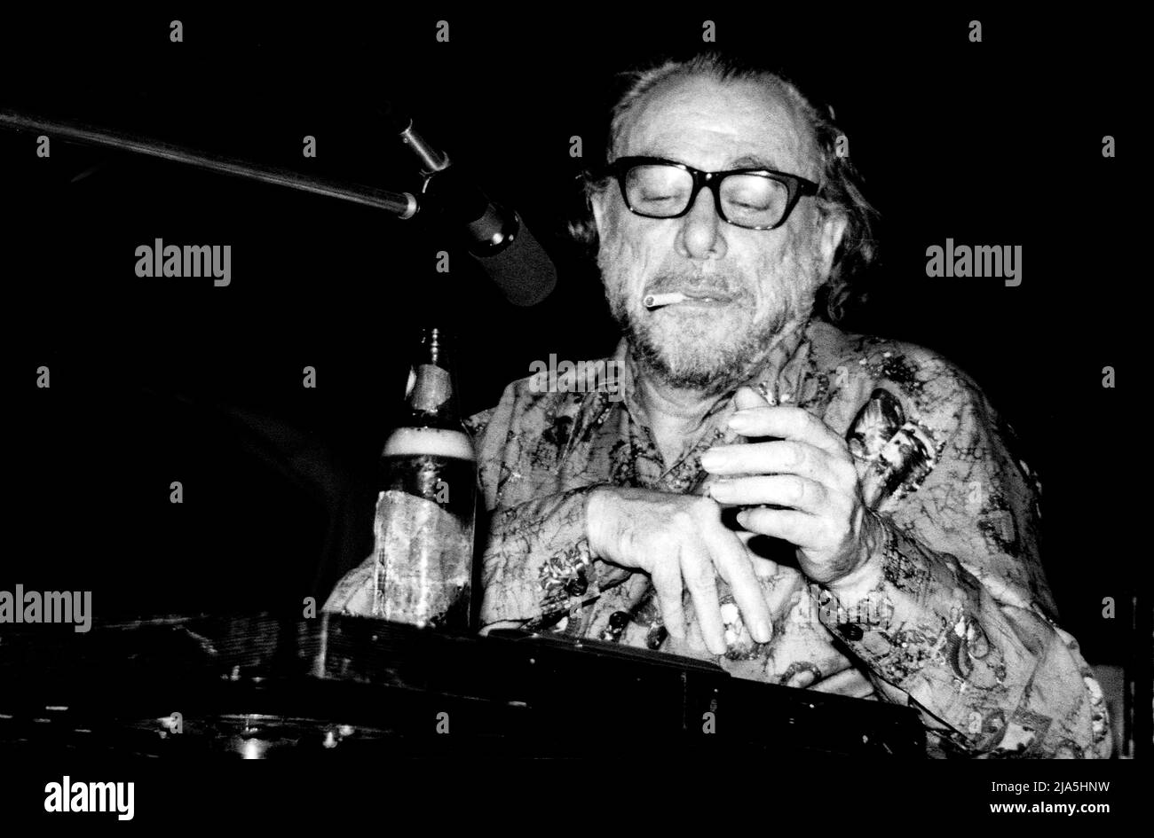 Writer and poet Charles Bukowski reading his work in Los Angeles, CA, 1976 Stock Photo