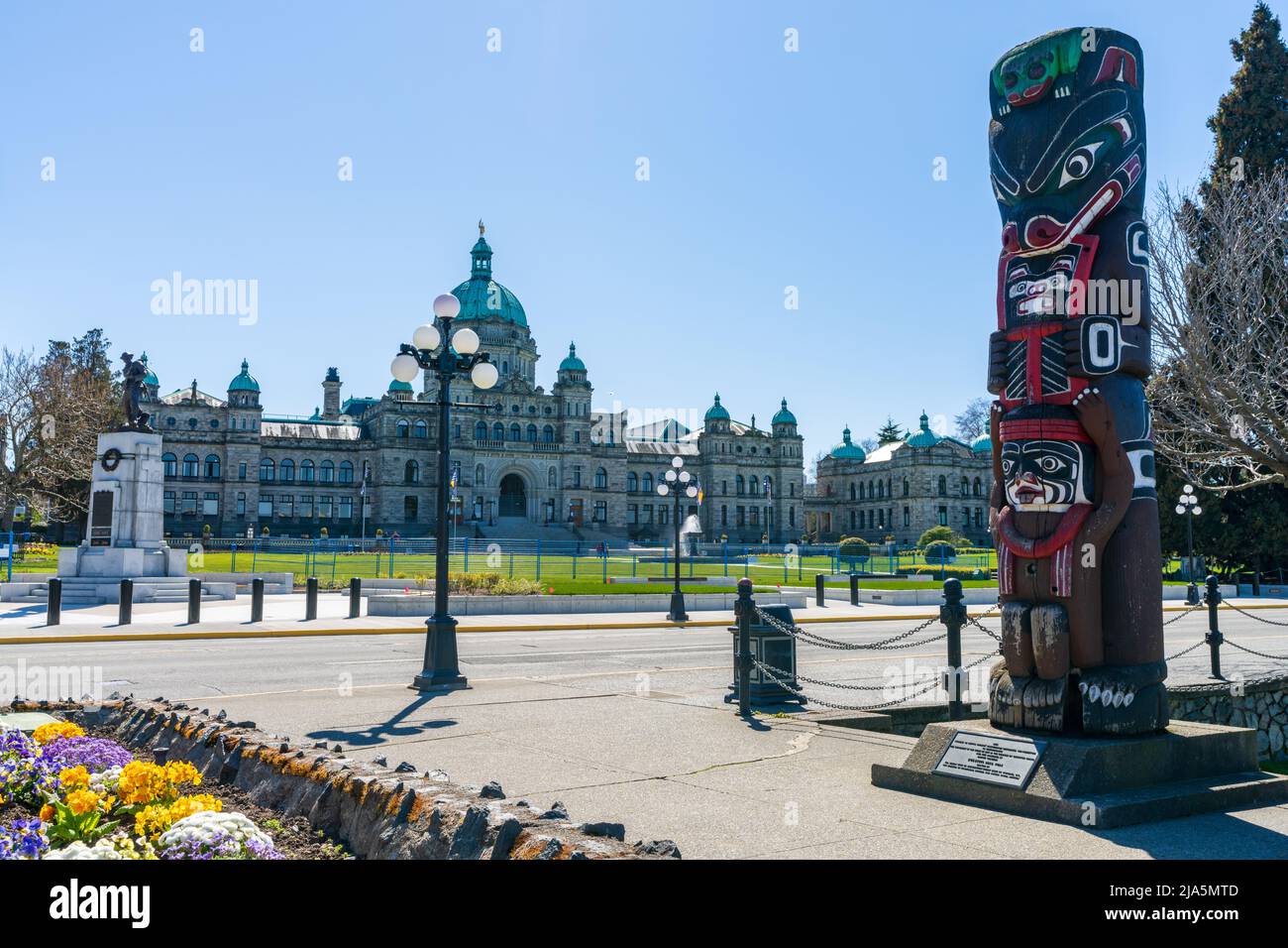 Victoria, BC, Canada - April 14 2021 : Kwakiutl Bear Pole Totum Pole. British Columbia Parliament Buildings. Stock Photo