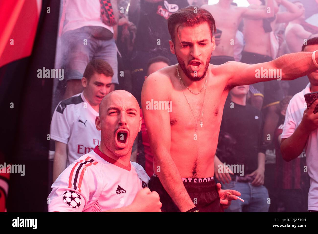 Milan, Italy, 22nd may 2022. "Tifosi" supporting AC Milan celebrate their  team winning the "campionato di calcio" 2021-2022 at the base of Vittorio  Em Stock Photo - Alamy