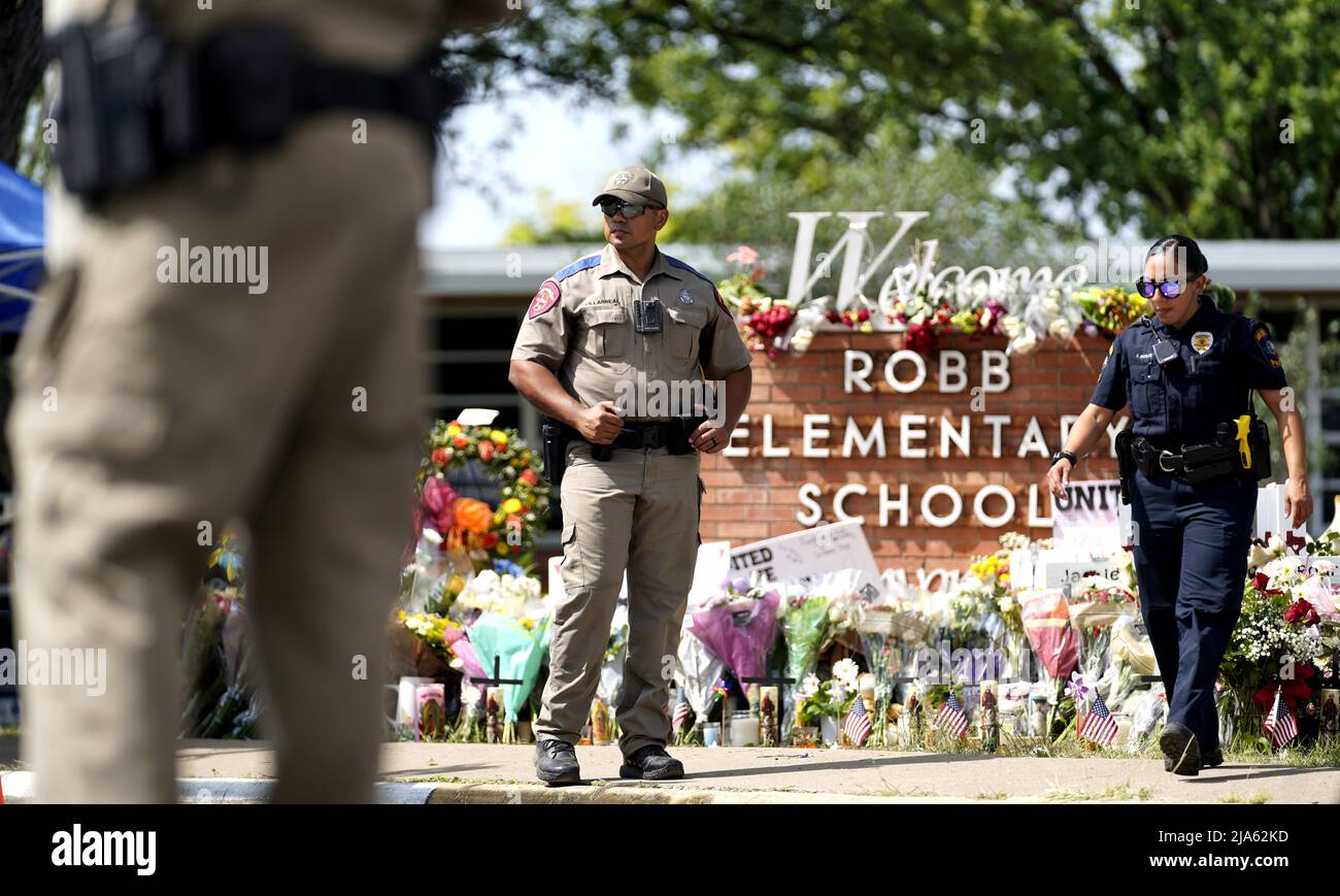 Uvalde, USA. 27th May, 2022. Police officers stand guard at Robb Elementary School in the town of Uvalde, Texas, the United States, May 27, 2022. At least 19 children and two adults were killed in a shooting at Robb Elementary School in the town of Uvalde, Texas, on Tuesday. Credit: Wu Xiaoling/Xinhua/Alamy Live News Stock Photo