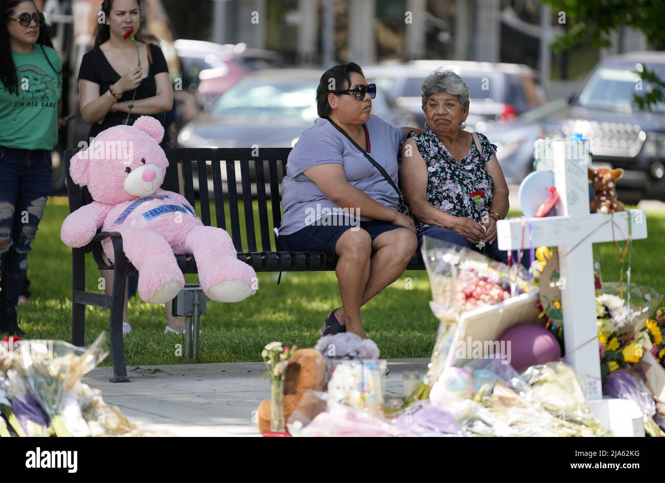 Uvalde, USA. 27th May, 2022. People mourn for victims of a school mass shooting at Town Square in Uvalde, Texas, the United States, May 27, 2022. At least 19 children and two adults were killed in a shooting at Robb Elementary School in the town of Uvalde, Texas, on Tuesday. Credit: Wu Xiaoling/Xinhua/Alamy Live News Stock Photo