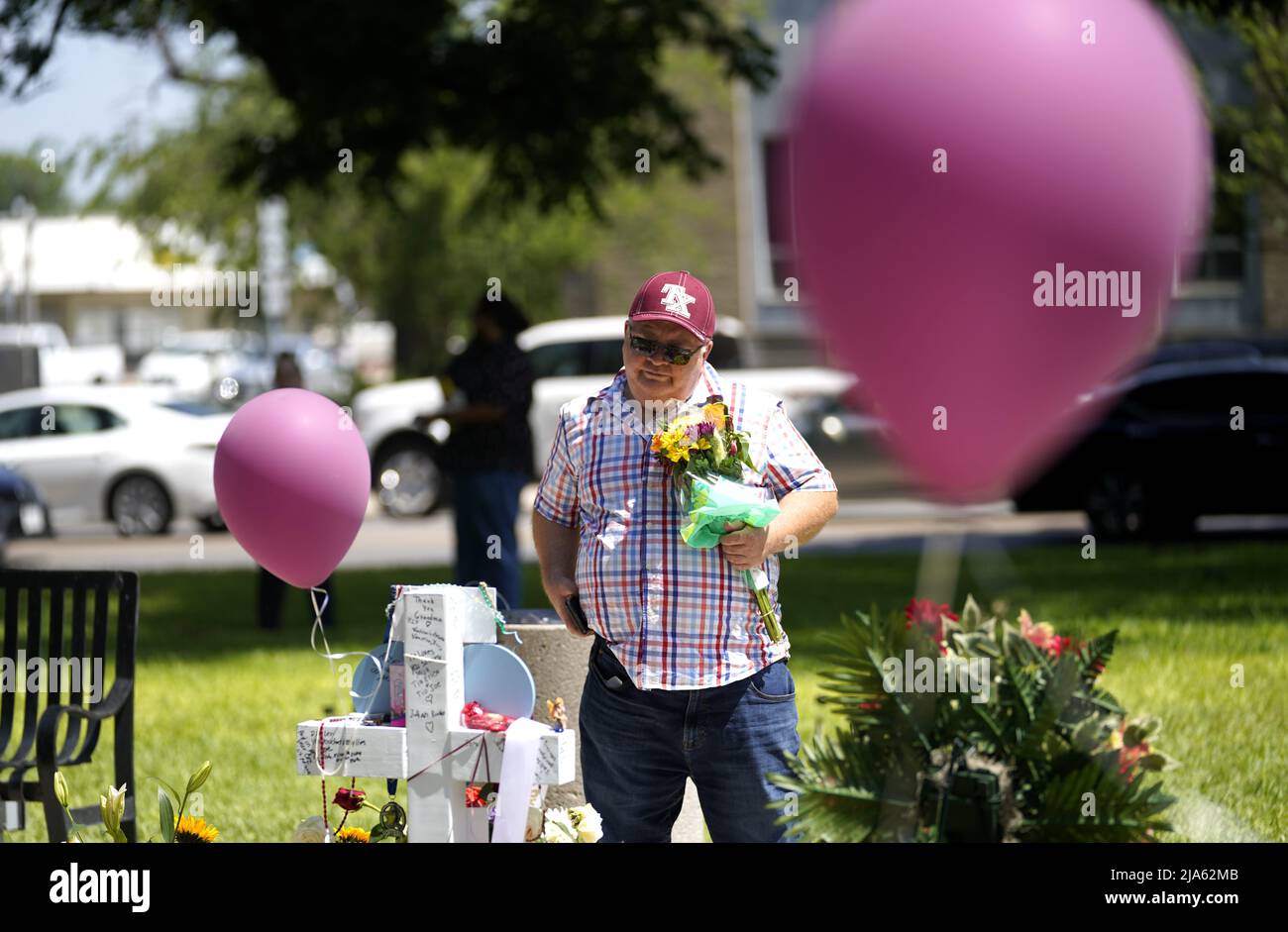Uvalde, USA. 27th May, 2022. A man mourns for victims of a school mass shooting at Town Square in Uvalde, Texas, the United States, May 27, 2022. At least 19 children and two adults were killed in a shooting at Robb Elementary School in the town of Uvalde, Texas, on Tuesday. Credit: Wu Xiaoling/Xinhua/Alamy Live News Stock Photo