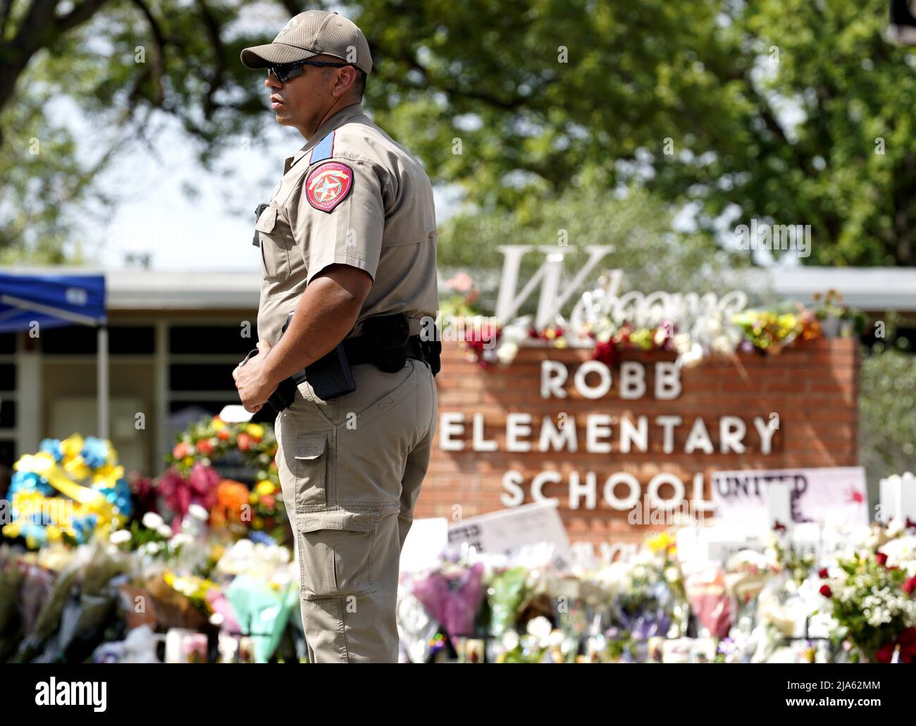 Uvalde, USA. 27th May, 2022. A police officer stands guard outside Robb Elementary School in the town of Uvalde, Texas, the United States, May 27, 2022. At least 19 children and two adults were killed in a shooting at Robb Elementary School in the town of Uvalde, Texas, on Tuesday. Credit: Wu Xiaoling/Xinhua/Alamy Live News Stock Photo