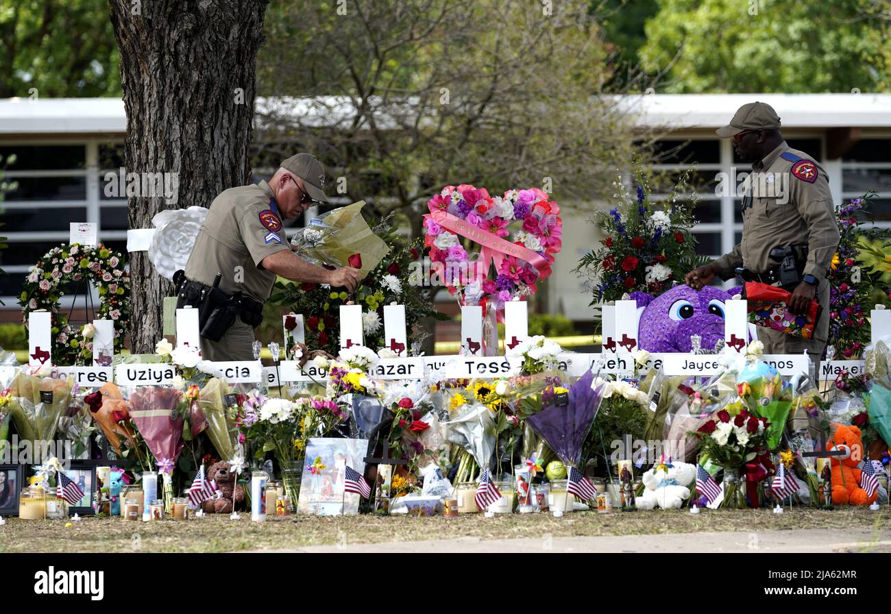 Uvalde, USA. 27th May, 2022. Police officers lay flowers at Robb Elementary School in the town of Uvalde, Texas, the United States, May 27, 2022. At least 19 children and two adults were killed in a shooting at Robb Elementary School in the town of Uvalde, Texas, on Tuesday. Credit: Wu Xiaoling/Xinhua/Alamy Live News Stock Photo