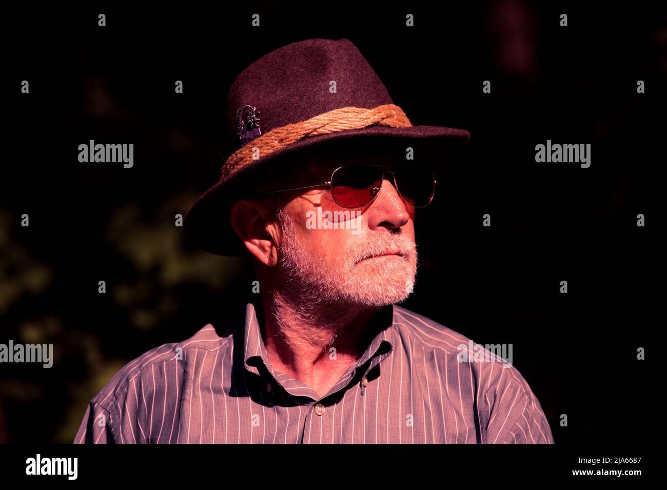 Man hat sunset alone hi-res stock photography and images - Alamy