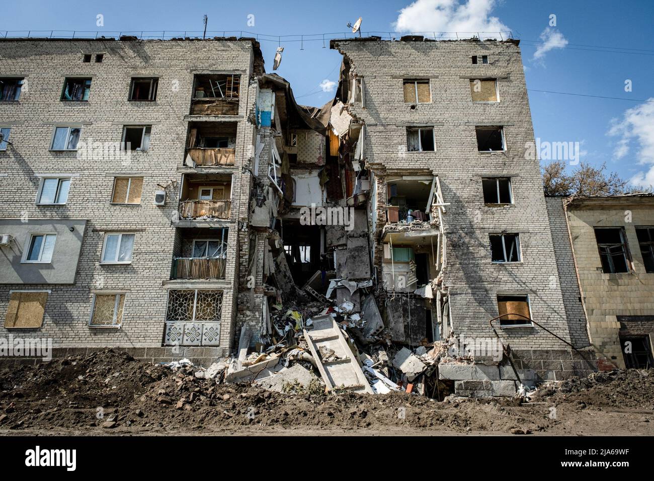 Bakhmut, Ukraine. 24th May, 2022. An exterior view of the ruins of the residential building destroyed by Russian artillery strikes in Bakhmut, Donbas. As Bakhmut stands as a key city to Ukrainian forces in defending Donetsk(Donbas) region, the city is under attack by the Russian troops. The Russian invasion of Ukraine started on February 24, the war that has killed numerous civilians and soldiers. Credit: SOPA Images Limited/Alamy Live News Stock Photo